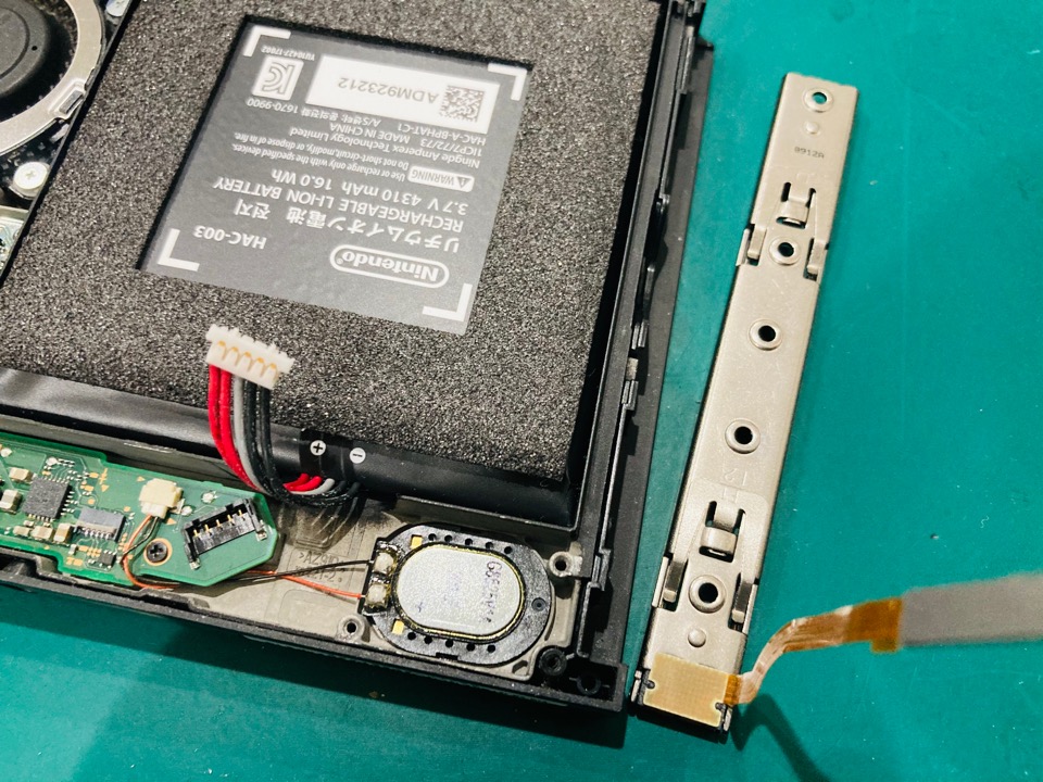 レール交換で直る Switchにジョイコンが読み込まない Nintendo Switch Switchlite専門修理 ゲームドクター